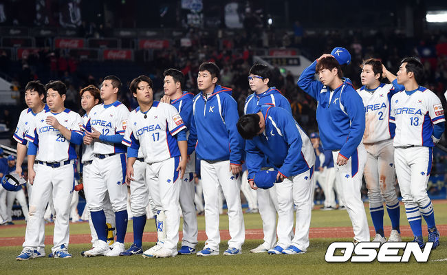 [OSEN=지바(일본), 곽영래 기자] 프리미어12 한국야구대표팀이 그라운드를 나서고 있다. /youngrae@osen.co.kr