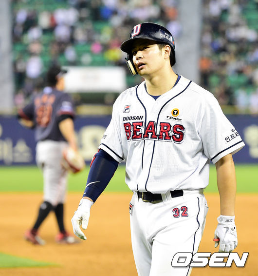 [OSEN=잠실, 지형준 기자] 9회말 무사 1루에서 두산 김재환이 중견수 플라이로 물러나며 아쉬워하고 있다. /jpnews@osen.co.kr