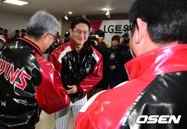 [OSEN=잠실, 지형준 기자] LG 박용택이 이규홍 LG스포츠 대표이사, 류중일 감독과 인사를 나누고 있다.  /jpnews@osen.co.kr