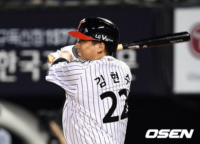 [OSEN=잠실, 이대선 기자] LG 김현수가 2타점 적시타를 치고 있다. /sunday@osen.co.kr