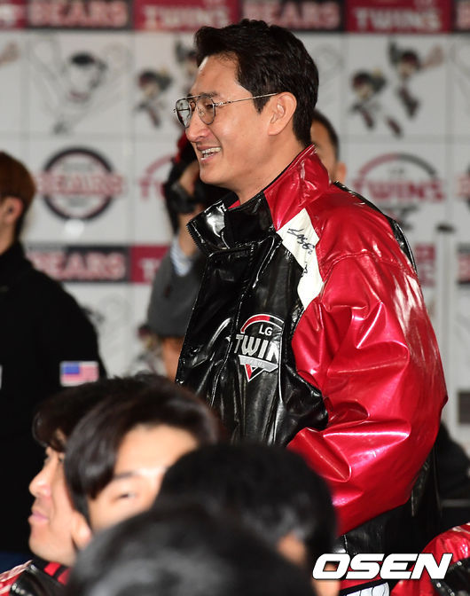 [OSEN=잠실, 지형준 기자] LG 박용택에 인사를 나누며 행사를 기다리고 있다.  /jpnews@osen.co.kr