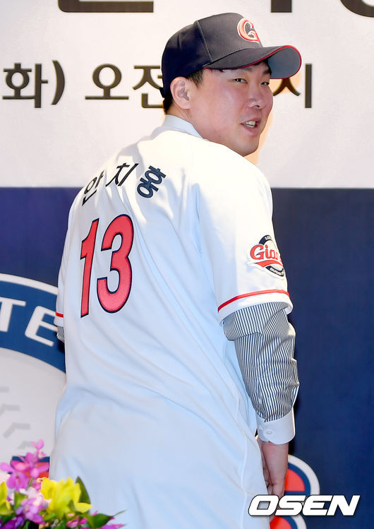 [OSEN=부산, 김성락 기자] 28일 오전 부산 부전동 부산롯데호텔에서 안치홍의 롯데 자이언츠 입단식이 열렸다. 롯데 자이언츠는 성민규 단장, 이예랑 대표가 참석한 가운데 입단식과 기자회견을 가졌다. 안치홍이 취재진에게 등번호를 보여주고 있다./ksl0919@osen.co.kr