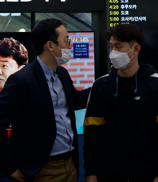 [OSEN=김해공항, 조형래 기자] 롯데 외국인 코치 통역으로 합류하게 된 김민 전 SK 매니저(왼쪽) /jhrae@osen.co.kr