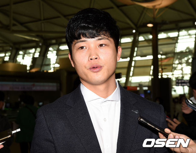[OSEN=인천공항, 최규한 기자]키움으로 이적한 박준태가 취재진과 인터뷰를 하고 있다. /dreamer@osen.co.kr