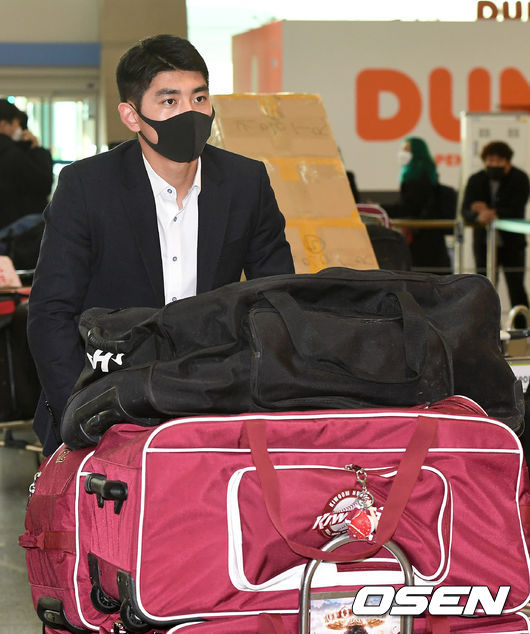 [OSEN=인천공항, 최규한 기자]키움 이정후가 출국장으로 향하고 있다. /dreamer@osen.co.kr