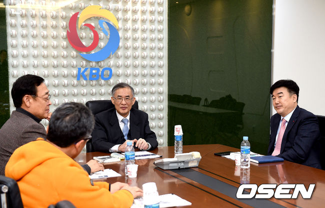 [OSEN=최규한 기자]김용희 위원, 김도균 위원, 최원현 위원장, 민경삼 위원(왼쪽부터)가 회의 시작을 앞두고 대화를 나누고 있다. /dreamer@osen.co.kr