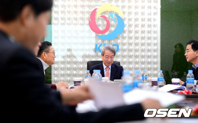 [OSEN=지형준 기자]KBO 정운찬 총재와 10개 구단 사장들이 회의를 하고 있다. /jpnews@osen.co.kr