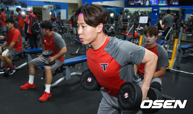 [OSEN=포트마이어스(미국 플로리다주),박준형 기자]박찬호가 바벨을 들고 운동하고 있다. / soul1014@osen.co.kr