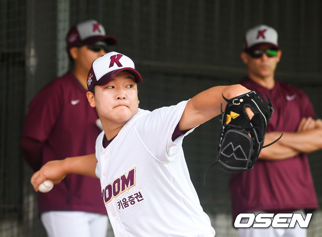[OSEN=가오슝, 손용호 기자] 2019년 드래프트서 1차지명으로 입단한 박주성이 불펜 피칭을 하고 있다./spjj@osen.co.kr