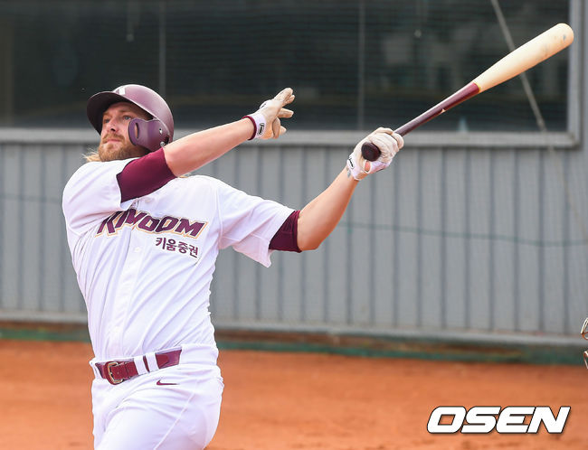 [OSEN=가오슝, 손용호 기자] 라이브배팅서 모터가 힘차게 방망이를 돌리고 있다./spjj@osen.co.kr