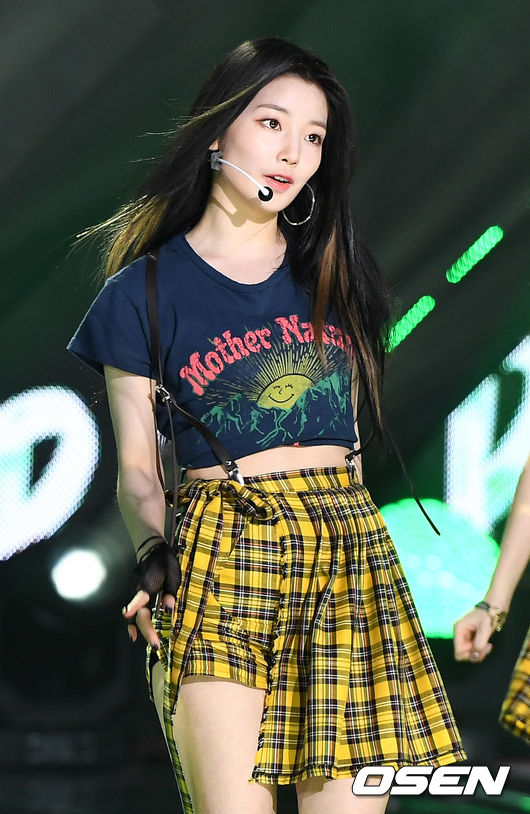 [사진]로켓펀치 연희, 자체발광   - 미주 중앙일보 