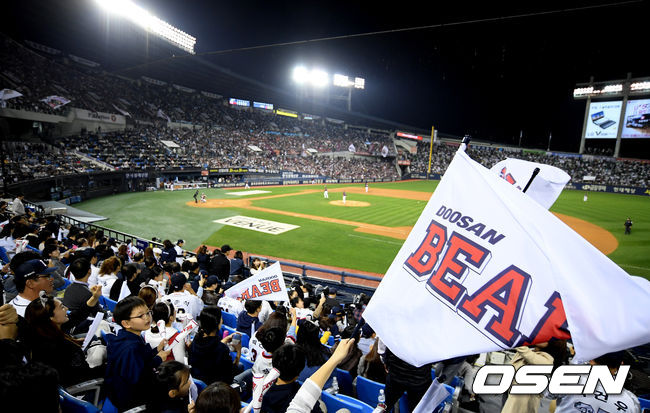 [OSEN=잠실, 지형준 기자] 두산 팬들이 열띤 응원을 펼치고 있다. /jpnews@osen.co.kr
