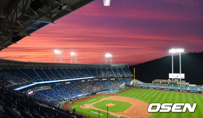 [OSEN=대구, 박준형 기자] 대구 삼성라이온즈파크에서 붉게 물든 하늘 아래 경기가 펼쳐지고 있다. / soul1014@osen.co.kr