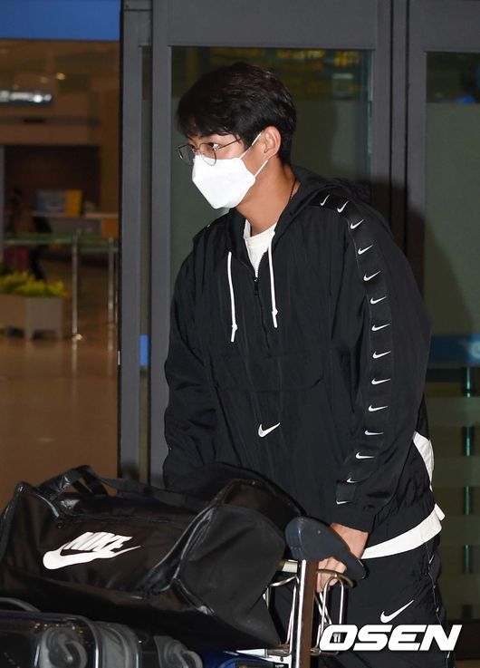 [OSEN=인천공항, 이대선 기자] 삼성 라이온즈가 일본 오키나와에서 열린 스프링캠프를 마치고 8일 인천공항을 통해 귀국했다.삼성 구자욱이 입국장을 나가고 있다. /sunday@osen.co.kr