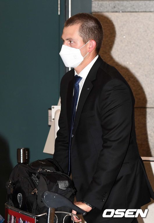 [OSEN=인천공항, 이대선 기자]두산 프렉센이 입국장을 나가고 있다. /sunday@osen.co.kr