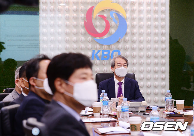 [OSEN=민경훈 기자]정운찬 KBO 총재가 브리핑을 진행하고 있다./ rumi@osen.co.kr