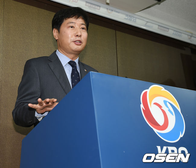 [OSEN=민경훈 기자] 류대환 KBO 사무총장이 회의를 마치고 회의 결과에 대해 발표를 하고 있다./ rumi@osen.co.kr