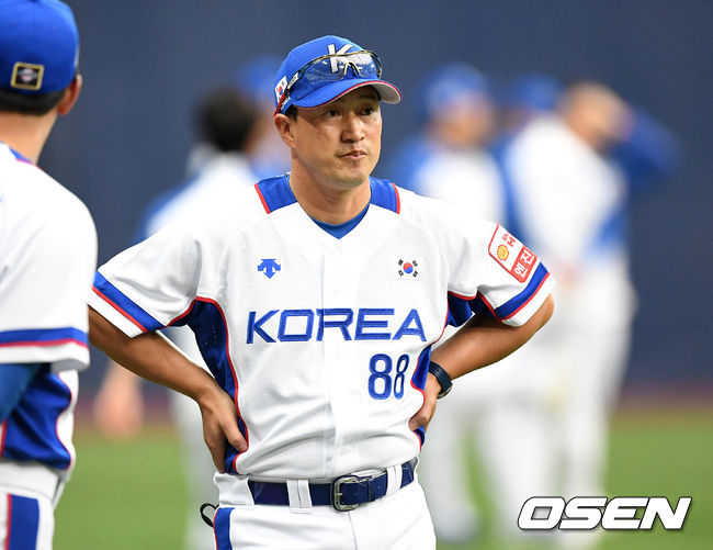 [OSEN=고척, 이대선 기자]김재현 대표팀 코치가 그라운드를 바라보고 있다. /sunday@osen.co.kr