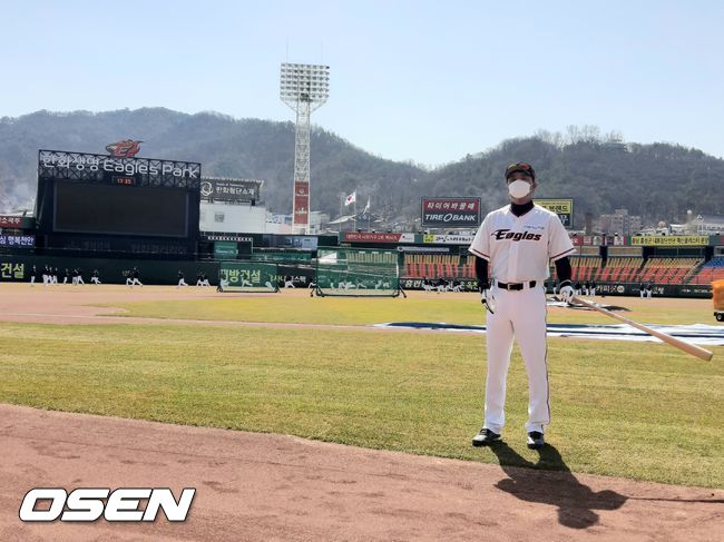 [OSEN=대전, 이상학 기자] 한화 한용덕 감독이 마스크를 쓰고 훈련을 준비하고 있다. /waw@osen.co.kr