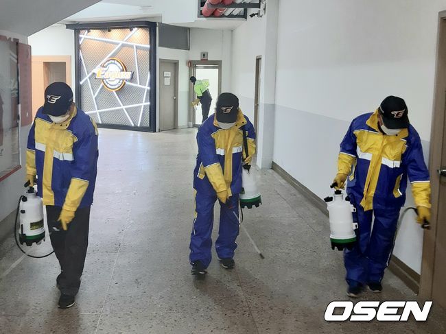 [OSEN=대전, 이상학 기자] 13일 대전 한화생명이글스파크에서 소독 작업이 진행되고 있다. /waw@osen.co.kr