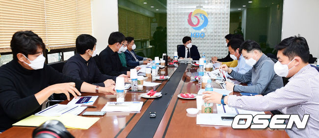 [OSEN=지형준 기자]류대환 KBO 사무총장과 10개 구단 단장이 참석한 가운데 회의를 하고 있다. /jpnews@osen.co.kr