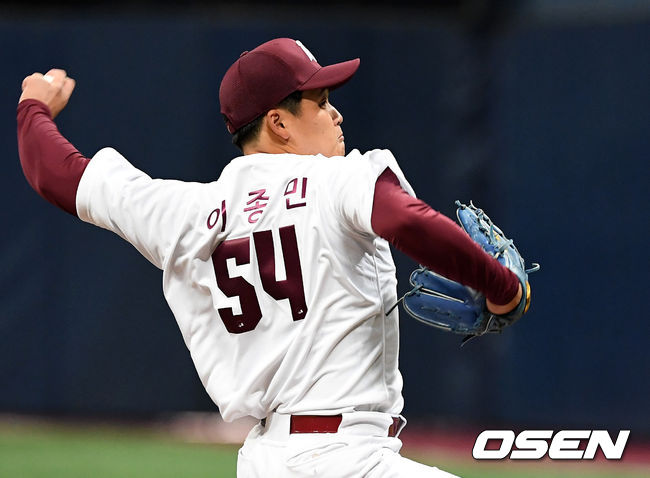 [사진]6회 마운드 오른 이종민 - NO.1 축구 전문 미디어, 스포탈코리아 [사진]6회 마운드 오른 이종민