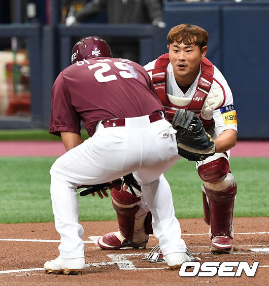 [OSEN=고척, 이대선 기자]1회초 2사 1, 3루에서 더블 스틸을 감행한 3루주자 이택근이 홈으로 파고 들다 백팀 이지영 포수에게 태그아웃되고 있다./sunday@osen.co.kr