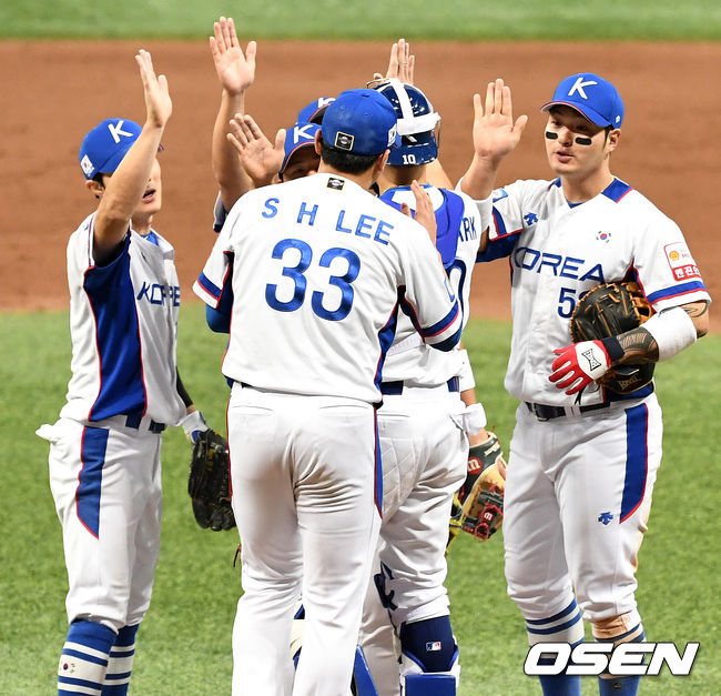 [OSEN=고척, 최규한 기자]승리를 거둔 한국 선수들이 그라운드에서 하이파이브를 나누고 있다. /dreamer@osen.co.kr