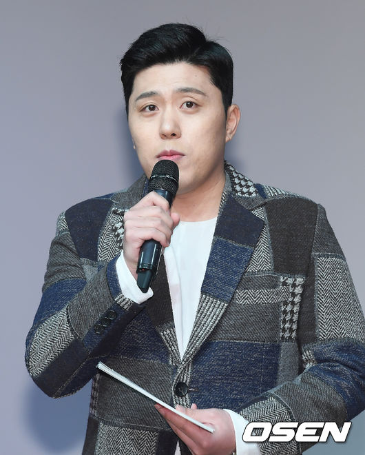 [사진]쇼케이스 진행하는 MC 하루   - 미주 중앙일보 