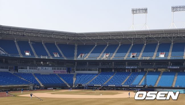 [OSEN=대구, 손찬익 기자] 4일 자체 평가전을 앞두고 관계자들이 그라운드 정비에 한창이다. /what@osen.co.kr