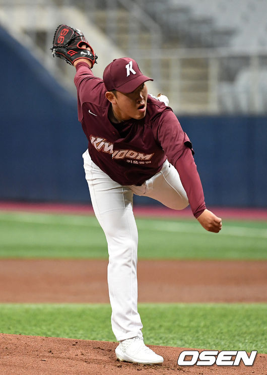 [OSEN=고척, 이대선 기자]키움 윤정현이 역투하고 있다./sunday@osen.co.kr