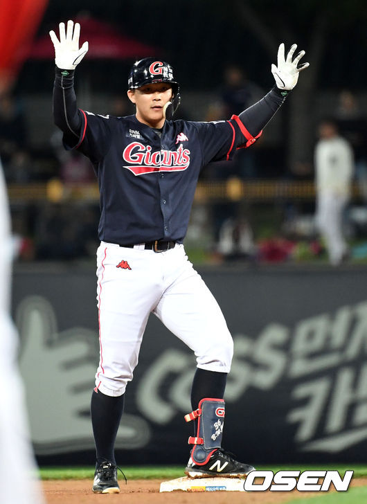 [OSEN=광주, 이대선 기자]6회초 1사 1루에서 롯데 전병우가 우중간 적시 2루타를 치고 타임을 외치고 있다./sunday@osen.co.kr