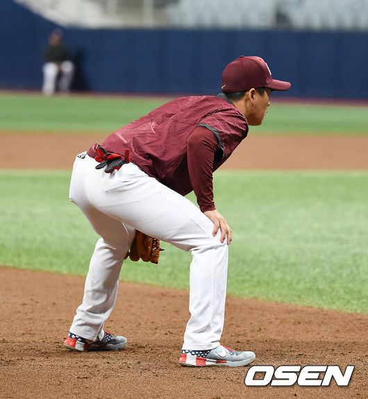 [OSEN=고척,박준형 기자]3회말 키움 김지수 코치가 김웅빈 대신 3루 수비를 펼치고 있다. /  soul1014@osen.co.kr