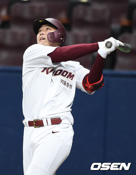 [OSEN=고척,박준형 기자]6회말 전병우가 외야플라이를 날리고 있다. /  soul1014@osen.co.kr