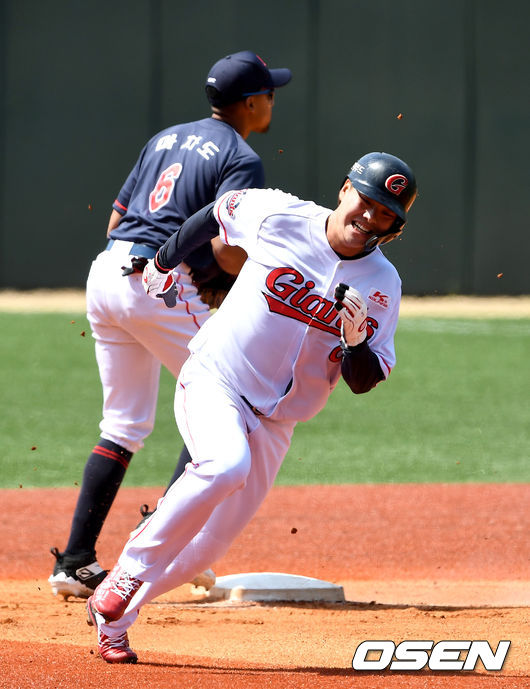 [OSEN=김해, 최규한 기자] 3일 오후 경상남도 김해 상동구장에서 롯데 자이언츠의 자체 청백전 경기가 열렸다.1회 롯데 손아섭의 안타 때 주자 민병헌이 3루로 뛰고 있다. / dreamer@osen.co.kr