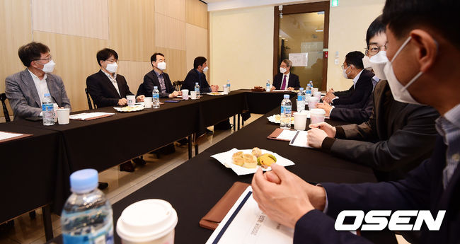 [OSEN=지형준 기자]KBO 정운찬 총재와 10개 구단 사장 등이 참석해 회의를 하고 있다. /jpnews@osen.co.kr