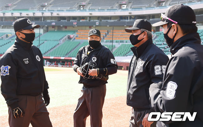 [OSEN=인천,박준형 기자] 클리닝타임때 마스크를 착용한 심판들이 모여 이야기를 나누고 있다. /   soul1014@osen.co.kr
