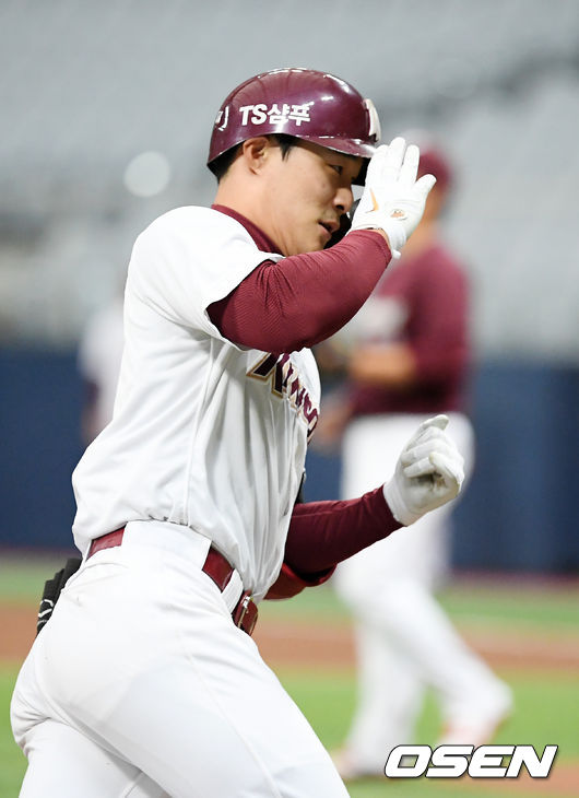 [OSEN=고척, 민경훈 기자]키움 홈팀 김하성이 좌월 투런홈런을 날린 후 그라운드를 돌며 경례 세레모니를 하고 있다./ rumi@osen.co.kr