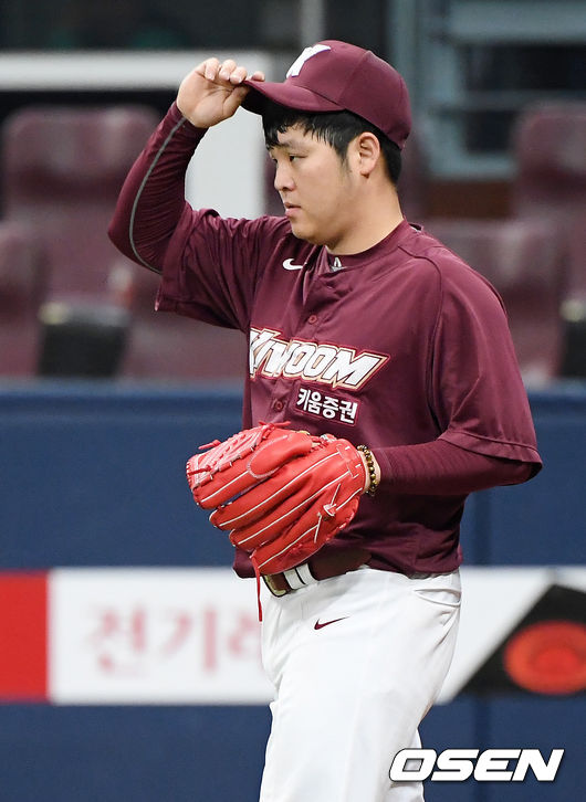 [OSEN=고척, 민경훈 기자]4회말 1사 주자 만루 백팀 김혜성 타석에서 청팀 선발 한현희의 폭투로 임병욱이 홈을 밟자 한현희가 아쉬워하고 있다./ rumi@osen.co.kr