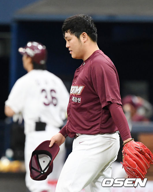 [OSEN=고척, 민경훈 기자]4회말 2사 주자 만루 백팀 김규민 타석에서 청팀 선발 한현희가 밀어내기 볼넷을 허용하며 아쉬워하고 있다. / rumi@osen.co.kr