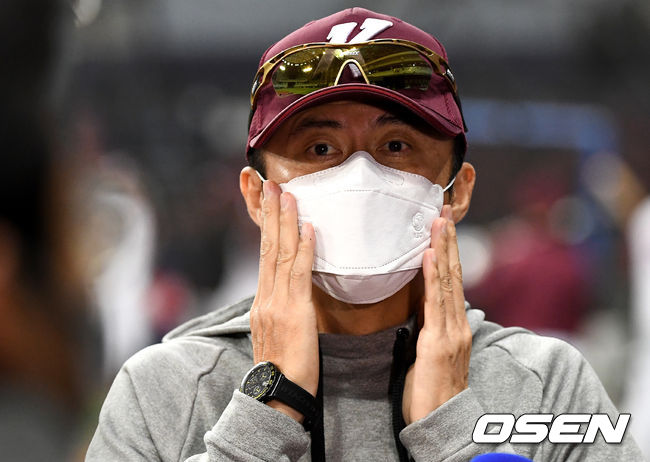 [OSEN=고척, 최규한 기자]키움 손혁 감독이 마스크를 쓰고 인터뷰를 준비하고 있다. /dreamer@osen.co.kr