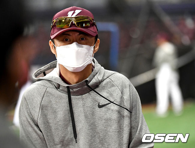 [OSEN=고척, 최규한 기자]키움 손혁 감독이 마스크를 쓰고 인터뷰에 나서고 있다. /dreamer@osen.co.kr