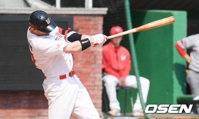 [OSEN=인천,박준형 기자]SK 로맥이 홈런을 날리고 있다. /  soul1014@osen.co.kr