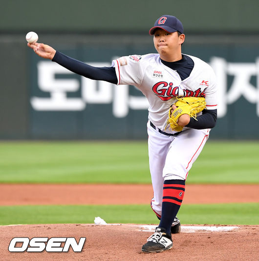 [OSEN=부산, 최규한 기자]롯데 선발 서준원이 힘차게 공을 뿌리고 있다. /dreamer@osen.co.kr