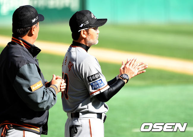 [OSEN=인천, 최규한 기자]한화 한용덕 감독이 선수들을 맞이하며 박수를 치고 있다. / dreamer@osen.co.kr