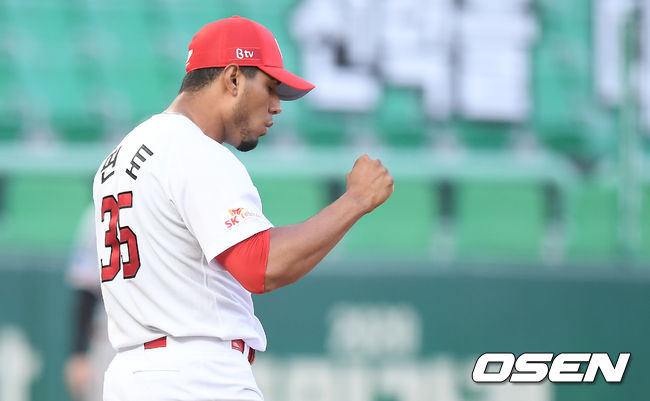 [OSEN=인천,박준형 기자]2회초 무사 1루 한화 송광민의 병살타때 SK 핀토가 환호하고 있다. /    soul1014@osen.co.kr