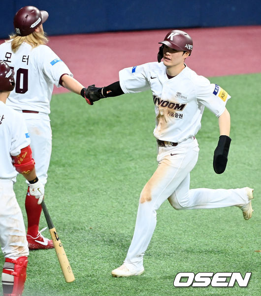 [OSEN=고척, 민경훈 기자]6회말 2사 주자 만루 키움 서건창 타석에서 한화 김범수의 폭투에 이어 포수 실책까지 겹치며 모터에 이어 임병욱이 홈을 밟은 후 서로 하이파이브를 하고 있다./ rumi@osen.co.kr