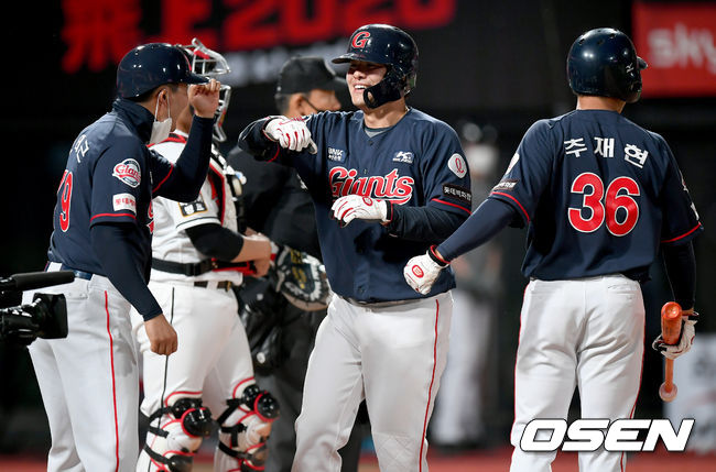 [OSEN=수원, 김성락 기자] 7일 오후 수원 KT위즈파크에서 ‘'2020 신한은행 SOL KBO 리그’ KT 위즈와 롯데 자이언츠의 경기가 열렸다.7회초 2사 1,2루 롯데 손아섭이 3점 홈런때, 민병헌이 홈을 밟고 오태근 코치와 하이파이브를 하고있다./ksl0919@osen.co.kr