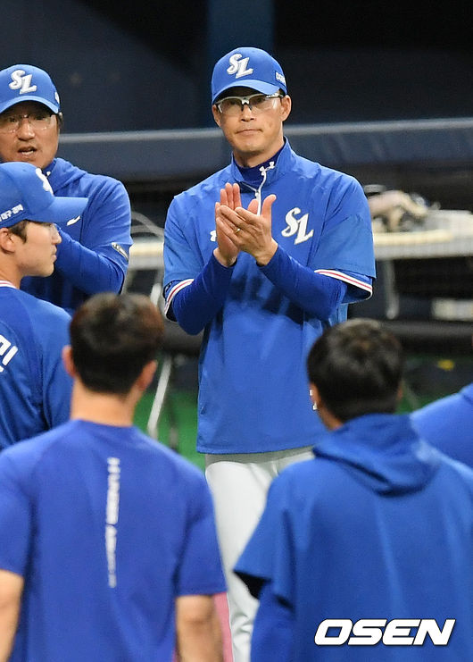 [OSEN=고척, 민경훈 기자]경기를 마치고 삼성 허삼영 감독이 선수들에게 박수를 보내고 있다./ rumi@osen.co.kr