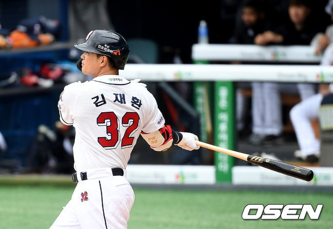 [OSEN=잠실, 곽영래 기자]3회말 1사 만루 두산 김재환이 역전 만루 홈런을 때려내고 있다. /youngrae@osen.co.kr